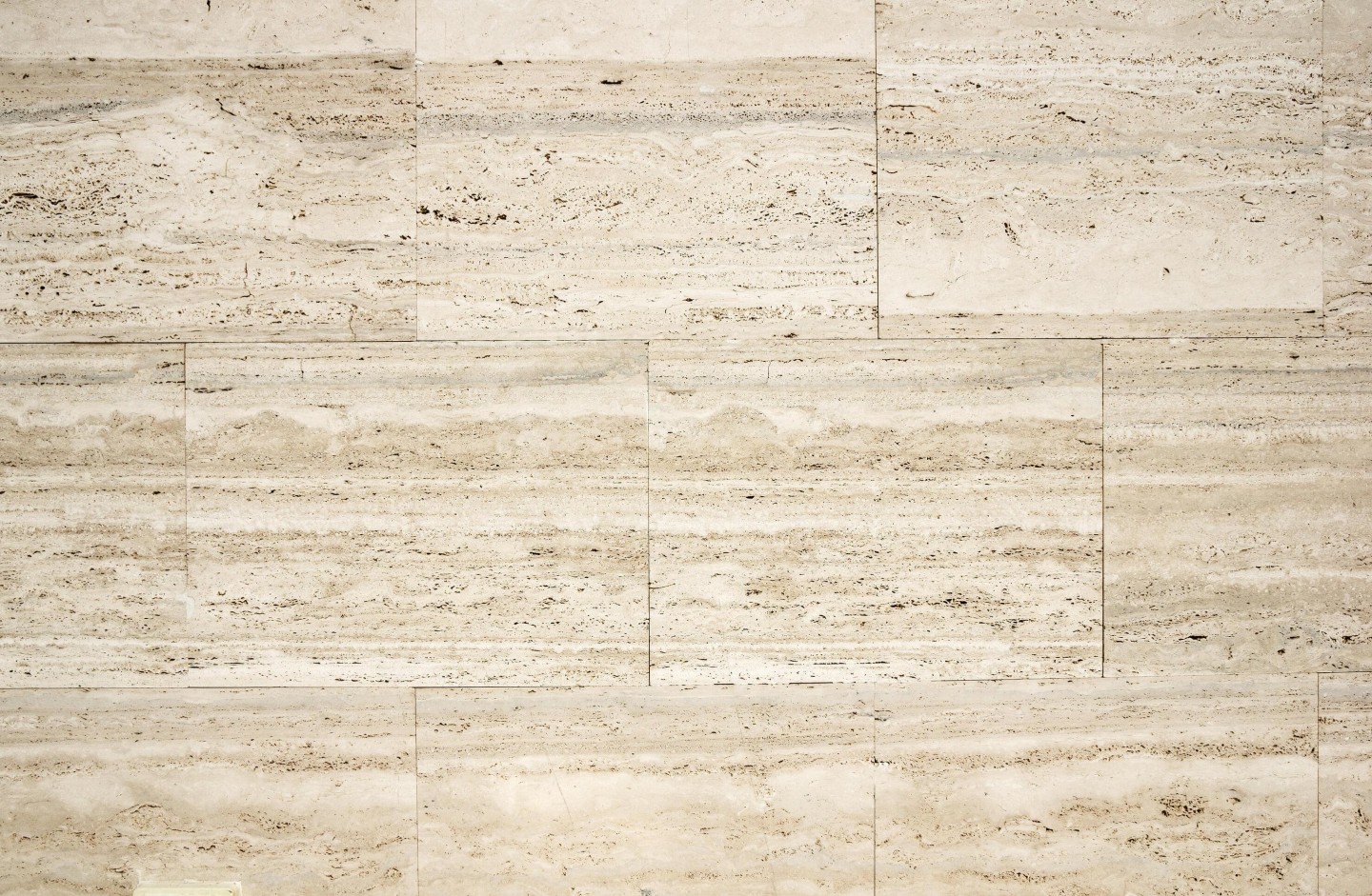 Cara Membersihkan Keramik Kamar Mandi yang Berkerak. Selain menyebabkan kamar mandi terlihat jorok, kerak pada keramik kamar mandi juga bisa menyebabkan lantai kamar mandi licin. Selain cairan pembersih instan, ada juga beberapa