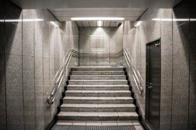 Tips Tangga Marmer Kinclong Seperti Hotel Bintang 5? Begini Caranya